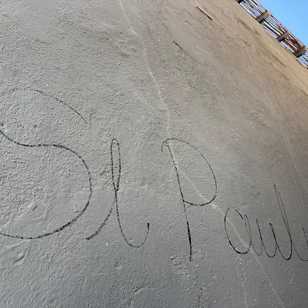 St Pauls شقة
